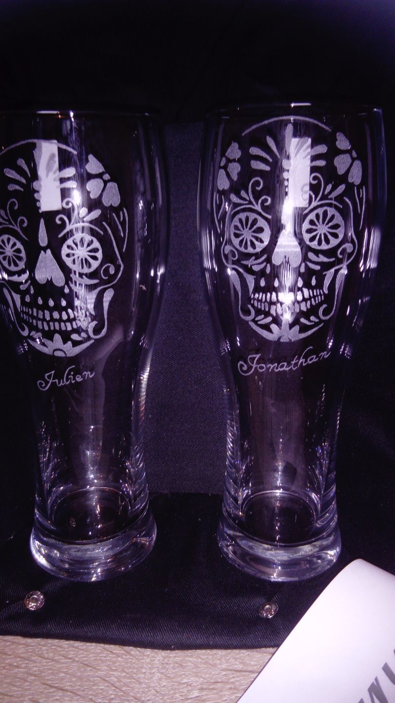 Verre &agrave; bi&egrave;re t&ecirc;te de mort 